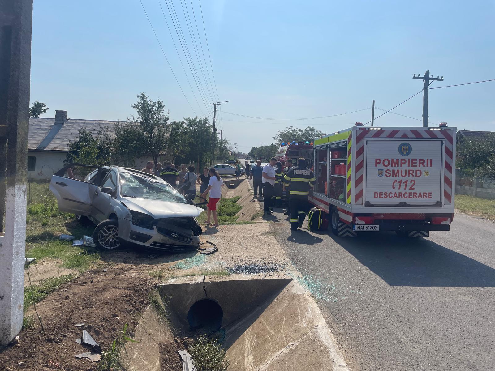 FOTO. Accident în județul Satu Mare. Bărbat încarcerat, s-a oprit cu mașina într-un cap de pod