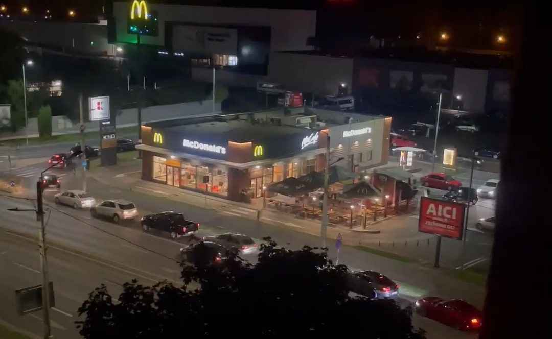 VIDEO. Cozi și claxoane în miez de noapte la McDonald`s, în Satu Mare. Nesimțiții cu stomacul gol