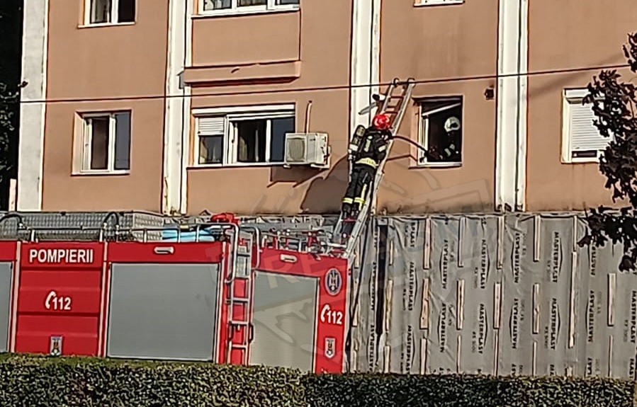 FOTO. Incendiu la un bloc din Satu Mare. O mamă și trei copii, scoși de pompieri