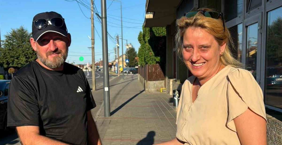 FOTO. Zi norocoasă pentru o sătmăreancă. Și-a uitat telefonul pe banca din parc. L-a găsit un jandarm