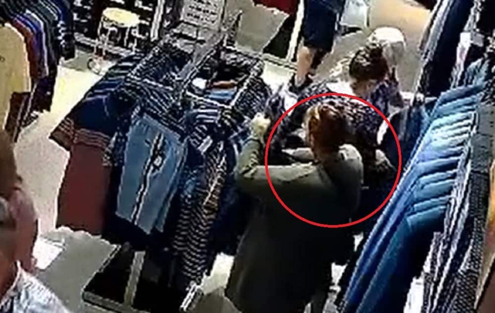 Shopping penal. Peste 200 de produse au fost furate de trei femei, în două ore, din mall