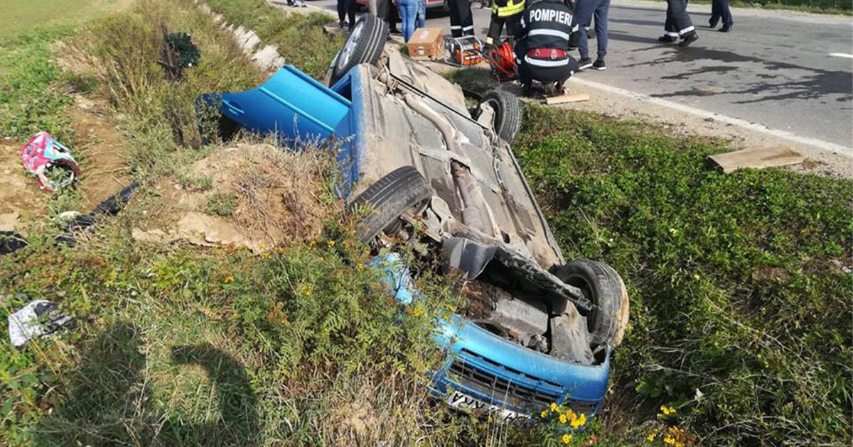 Accident în județul Satu Mare. Mașină răsturnată în șanțul de pe marginea drumului