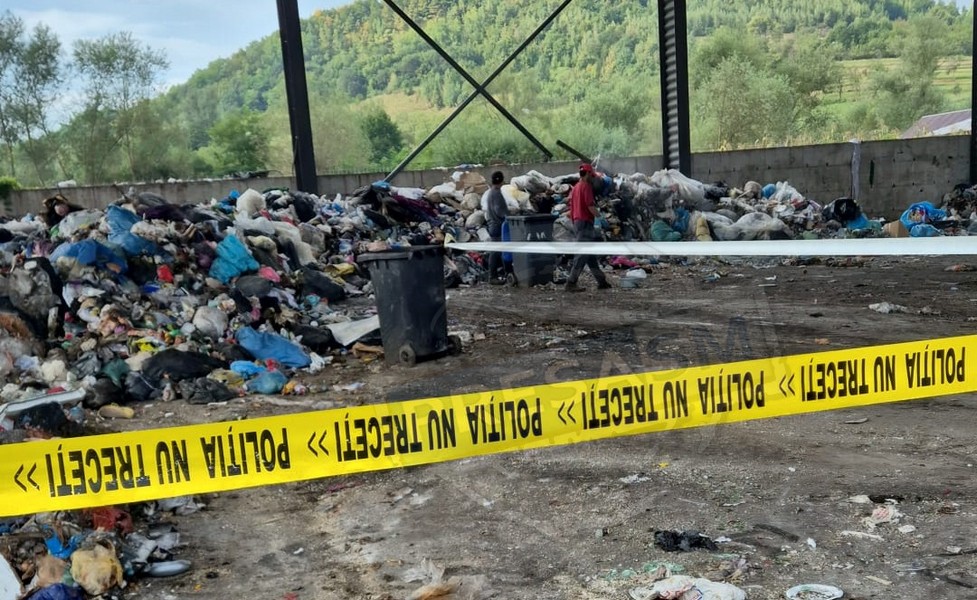 FOTO. Poliția în alertă! Bebeluș găsit mort pe rampa de colectare a deșeurilor din județul vecin
