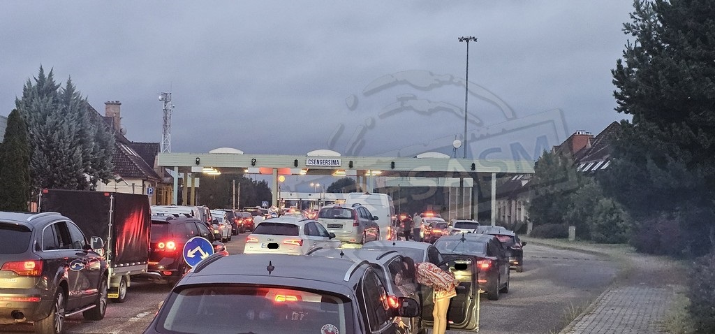 FOTO. Nebunie în Petea și Urziceni. Aglomerație de nedescris la frontiera cu Ungaria