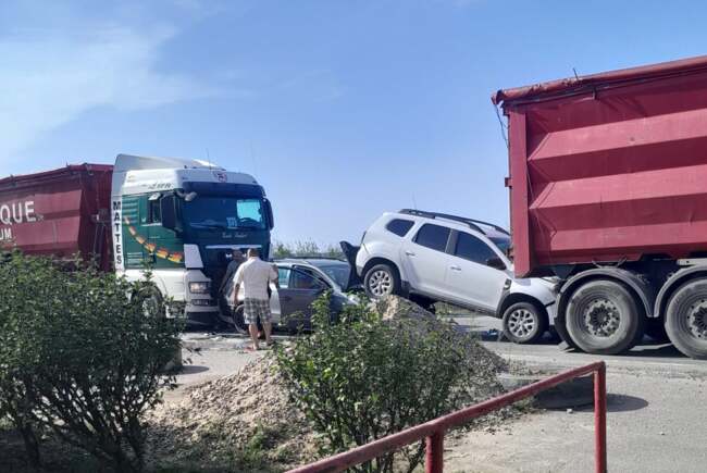 FOTO. Două mașini prinse între două TIR-uri. Accident neobișnuit în județul vecin