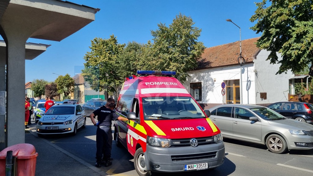FOTO. Accident în municipiul Satu Mare. Motociclist (75 ani), căzut la pământ după impactul cu o mașină