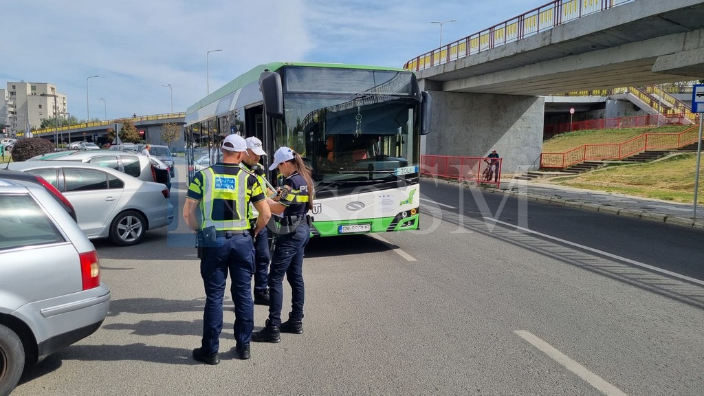 FOTO. Femeie accidentată în autobuz. Șoferul a frânat brusc pentru a evita o coliziune