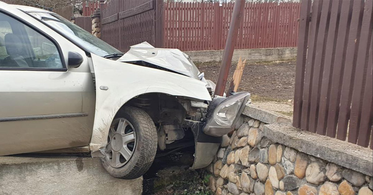 Accident în județul Satu Mare. A băut bine și s-a oprit cu mașina în gard. A plecat liniștit acasă