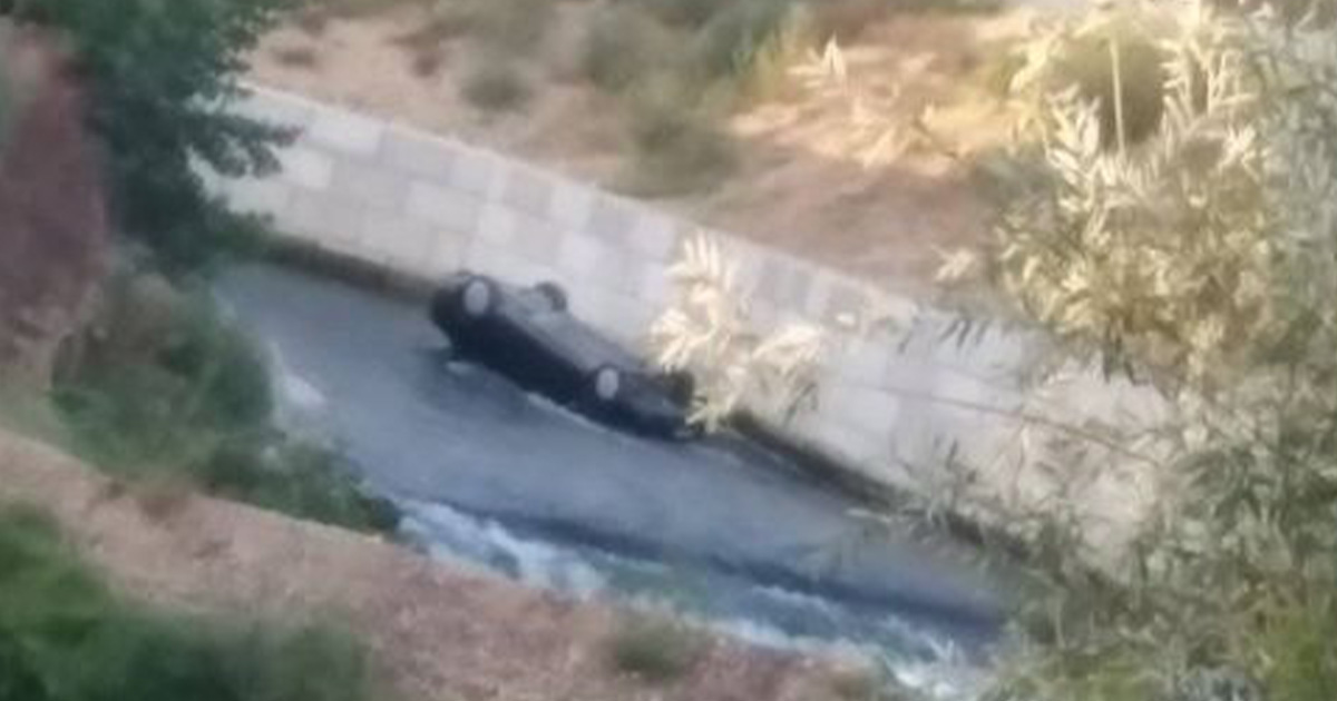 FOTO. Accident spectaculos în județul vecin. Un tânăr șofer băut a ajuns cu mașina răsturnată în râu