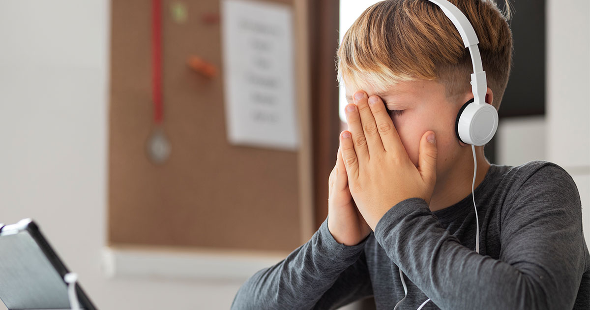 Un copil din trei prezintă o formă de tulburare emoțională. Rețelele sociale, principala problemă. Conferință gratuită la Satu Mare