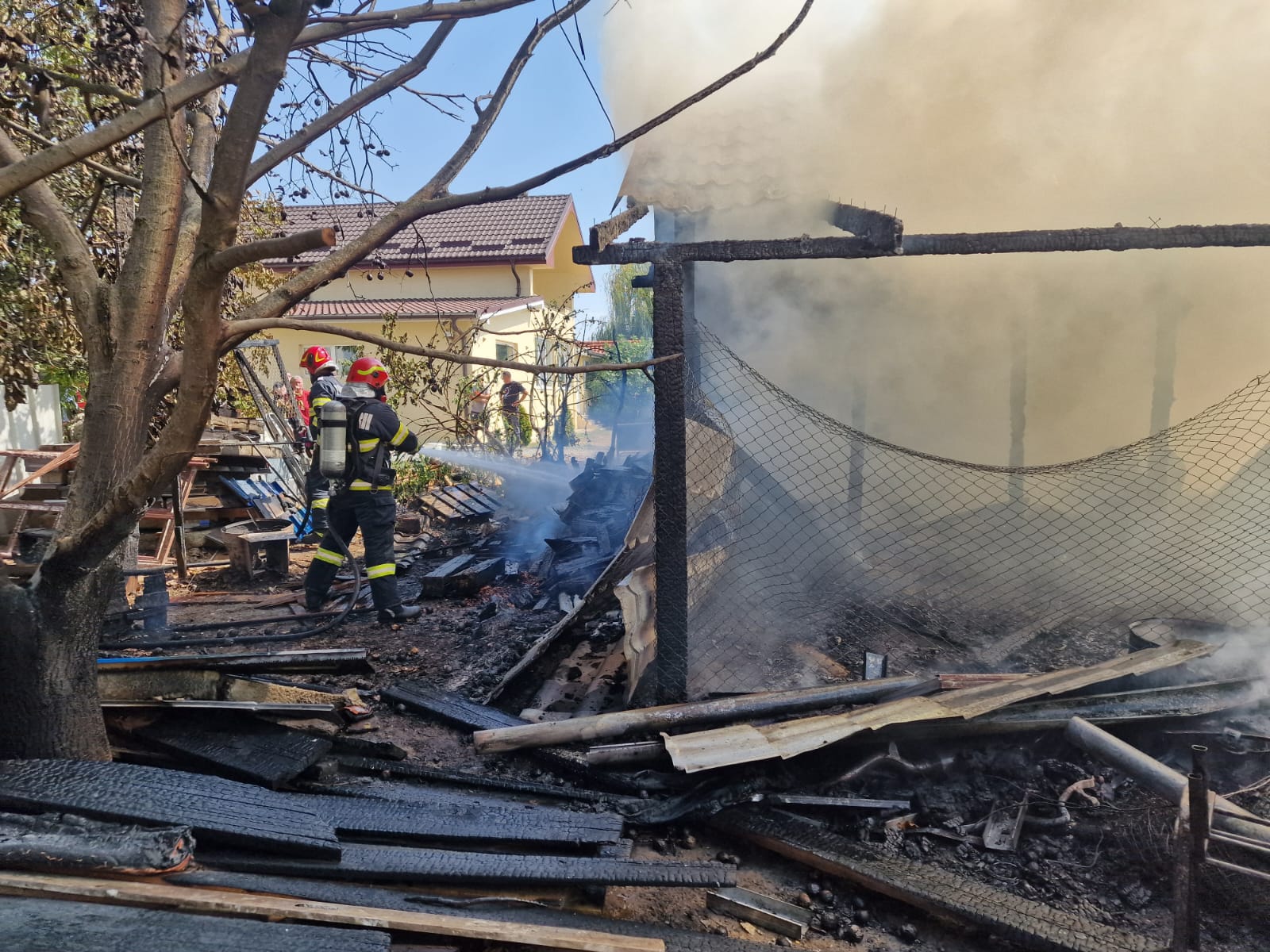 FOTO. Incendiu în județul Satu Mare. Flăcările amenințau casa de locuit. Au intervenit pompierii