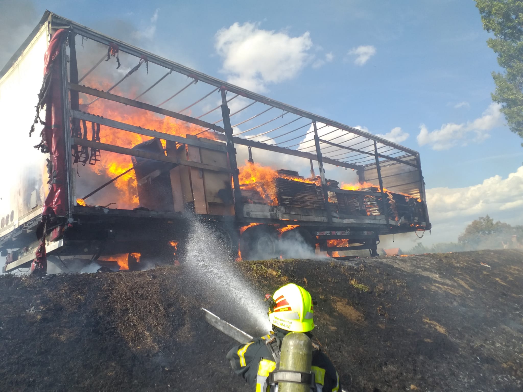FOTO/VIDEO. Incendiu pe DN19, în județul Satu Mare. Remorcă cuprinsă de flăcări. Au ars tone de lemne. Mobilizare a pompierilor