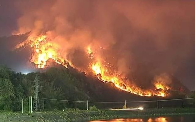 FOTO. Munte în flăcări într-un județ din țară. Totul a pornit de la o petrecere. Ard zeci de hectare de pădure