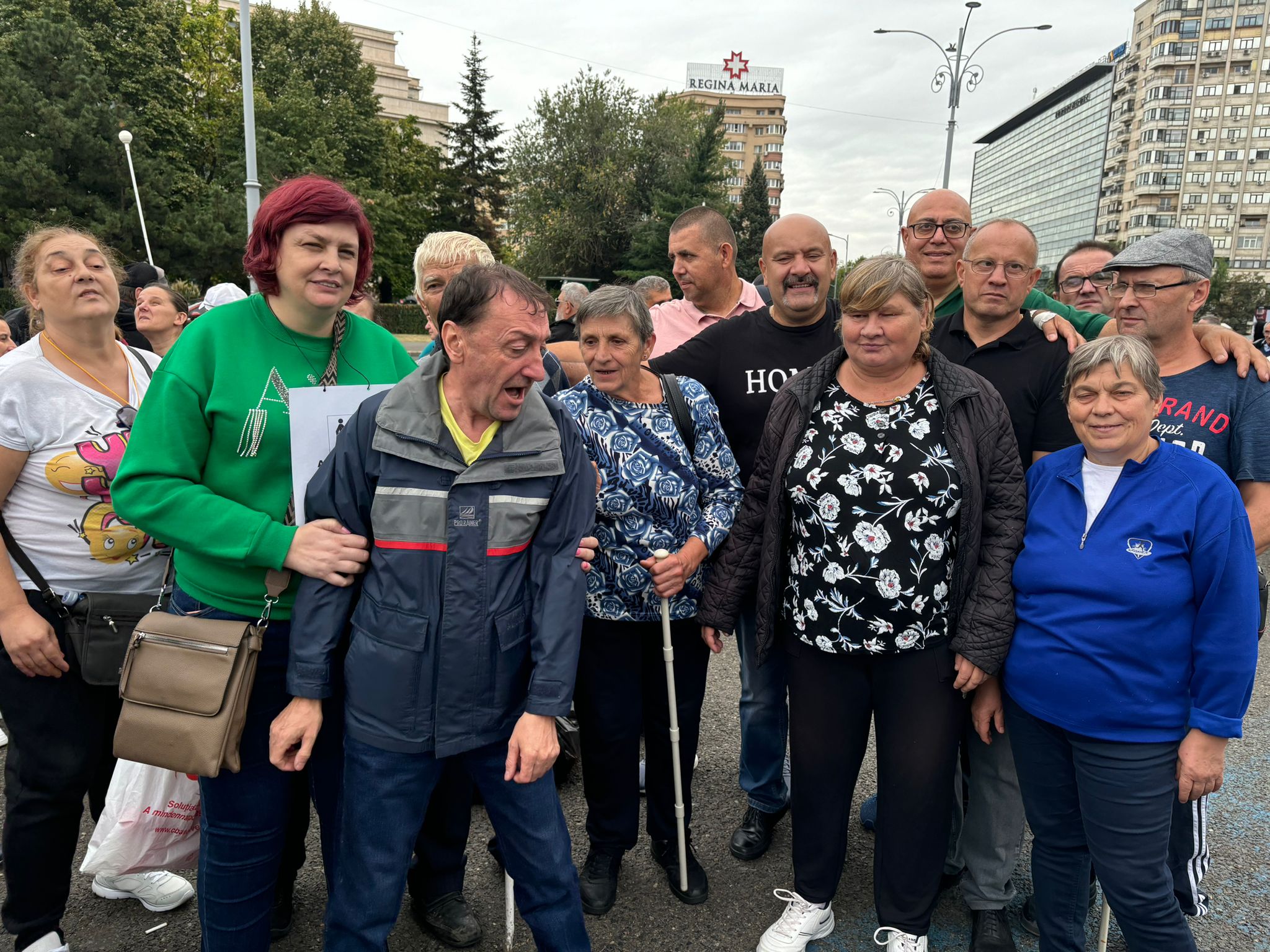 FOTO. Nevăzătorii sătmăreni protestează la București. Reclamă pensii chiar și cu 80% mai mici, după "măririle" lui Ciolacu