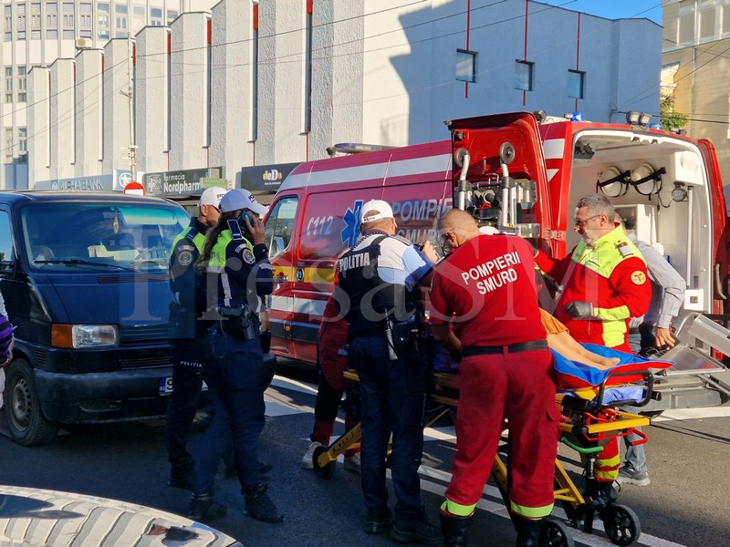 FOTO/VIDEO. Accident în centrul vechi al Sătmarului. Femeie lovită pe trecere de o autoutilitară