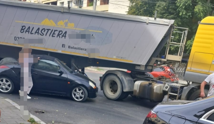 FOTO. O mașină a ajuns sub remorca unui camion, în centrul municipiului Satu Mare