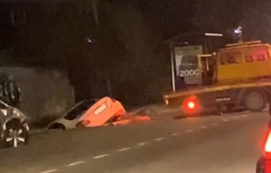 FOTO. Accident pe B-dul Lucian Blaga. O mașină a ajuns în șanț