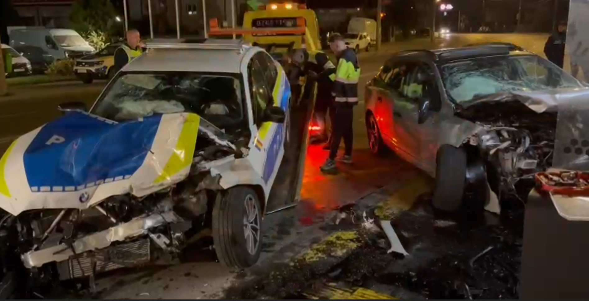 FOTO. Impact frontal cu mașina Poliției! Doi polițiști au ajuns la Urgență, un tânăr (19 ani) la Poliție