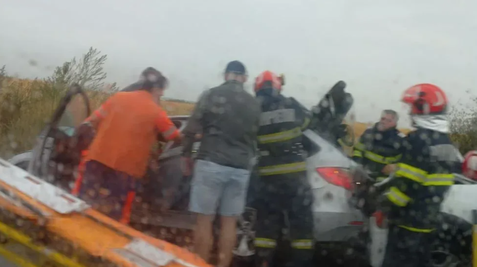 FOTO. Tânăr de 27 de ani, mort într-un accident de groază O femeie şi trei copii au ajuns la spital