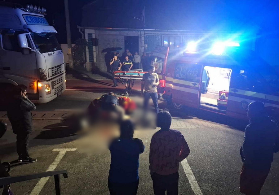 FOTO. Un bărbat a fost lovit de un TIR pe trecere. Șoferul, anchetat pentru ucidere din culpă. Accident mortal în Bihor