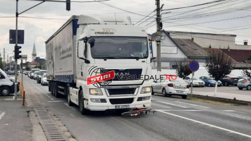 FOTO/VIDEO. Accident pe DN19 Satu Mare - Baia Mare. Un biciclist a scăpat ca prin minune după impactul cu un TIR
