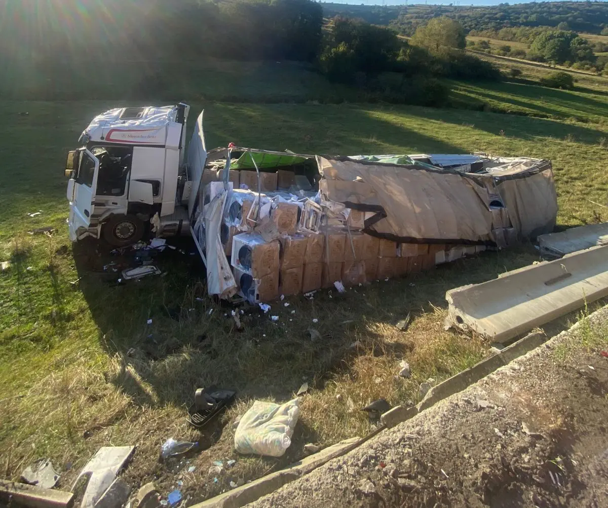 FOTO. Un TIR încărcat cu mașini de spălat s-a răsturnat într-o râpă
