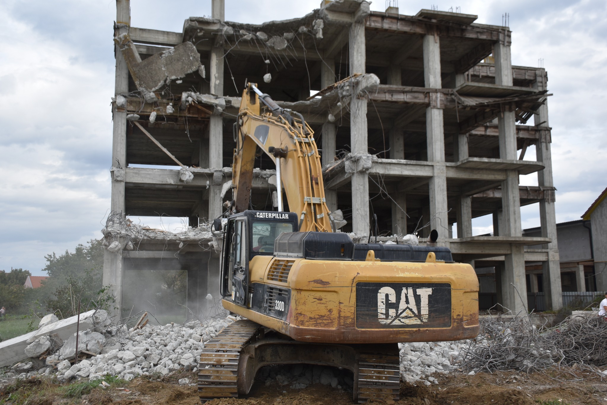 FOTOGALERIE. Se dărâmă primul bloc construit ilegal în municipiul Satu Mare