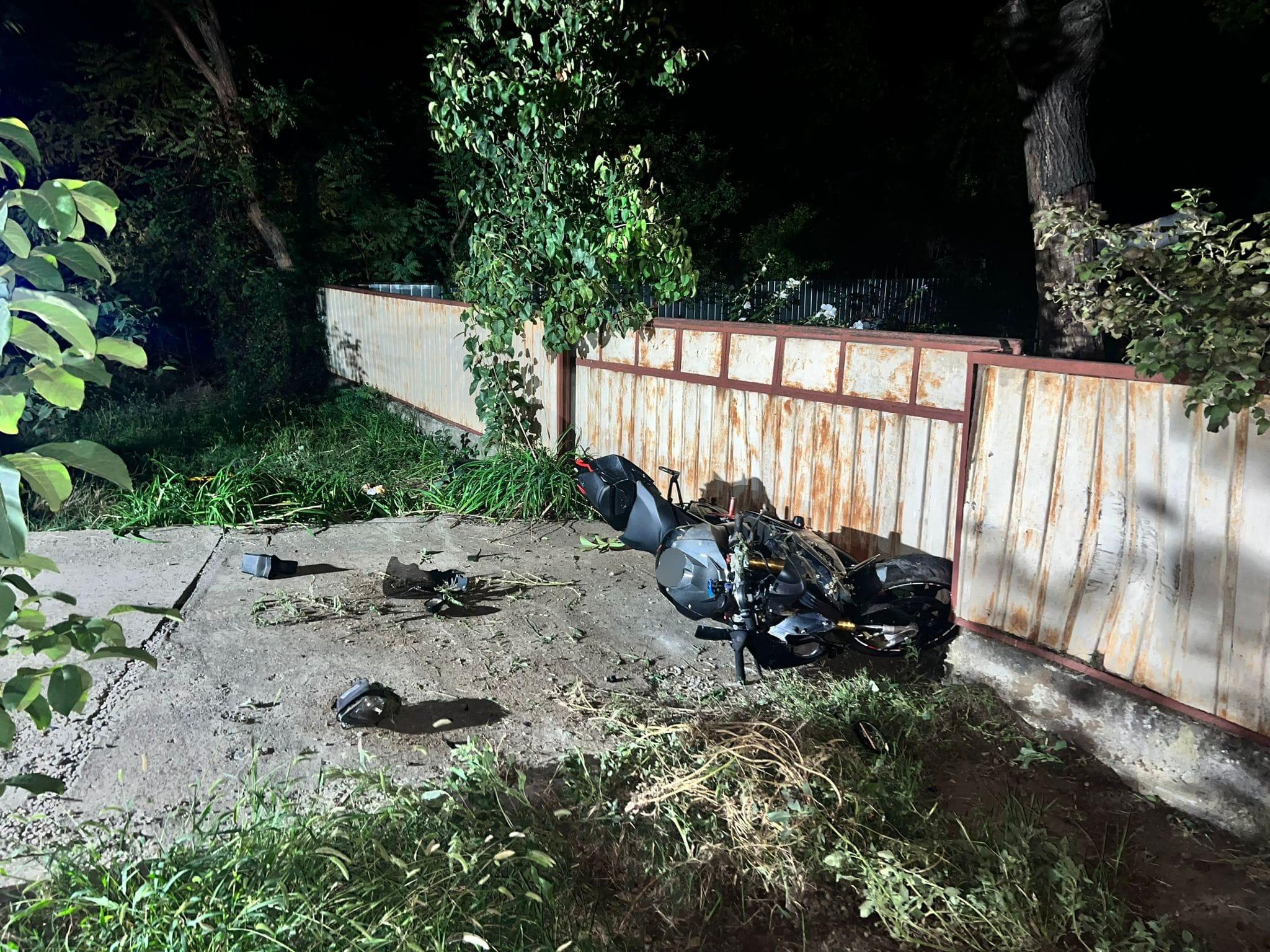 FOTO. Accident înfiorător în țară. Un tânăr de 25 de ani a murit. A lovit cu motocicleta un stâlp. S-a oprit în gardul unei case