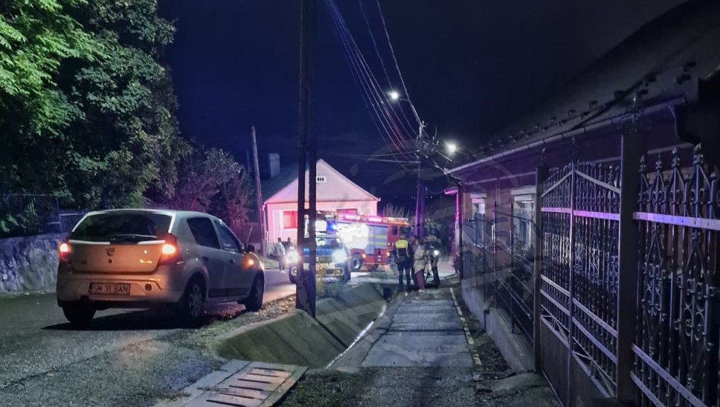 FOTO. Pompierii în alertă, în Tășnad. O persoană la spital. Strada către ștrand a fost închisă. Mașini blocate