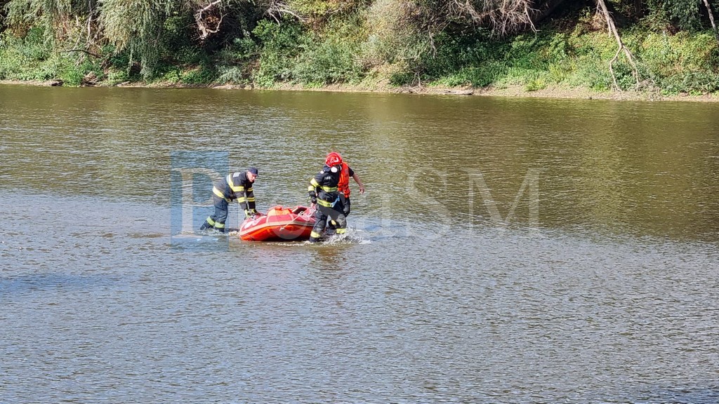 FOTO. O persoană s-ar fi înecat în râul Someș, în zona podului Golescu. Intervin pompierii cu barca