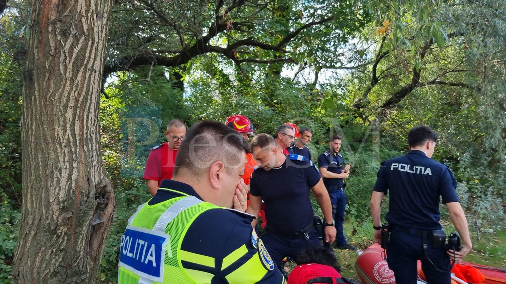 FOTO/VIDEO. Moarte suspectă pe Someș, în municipiul Satu Mare. Cadavrul unei tinere, recuperat din apele râului, în zona podului Golescu