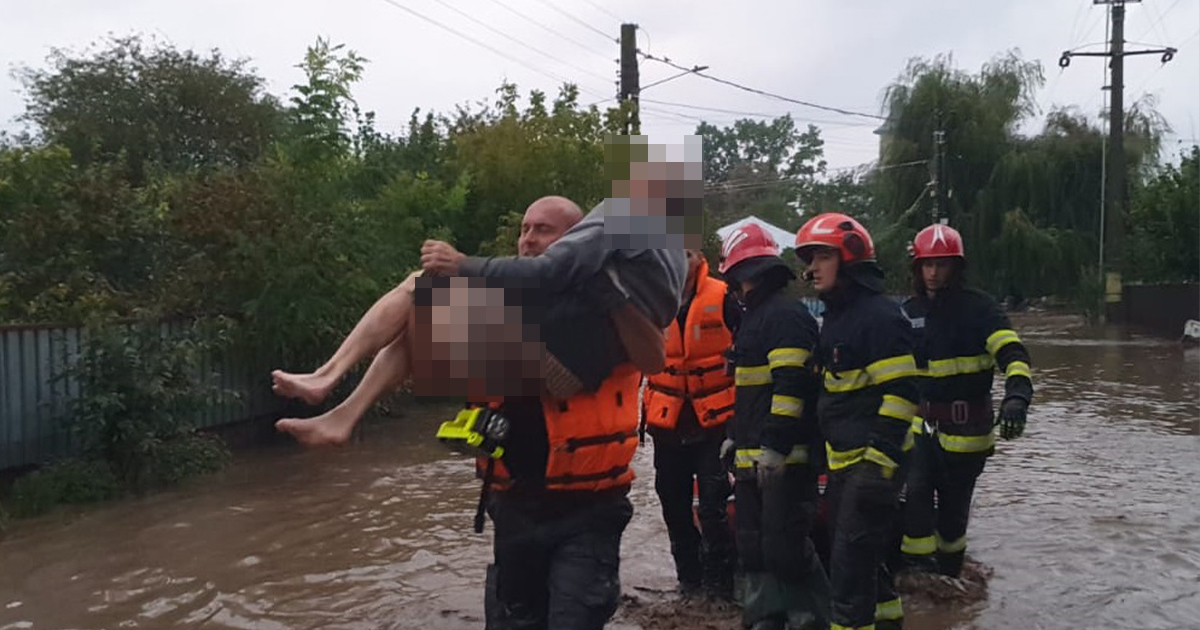 FOTO/VIDEO. Ploile fac ravagii în țară. Doi oameni uciși de viitură. Zeci de persoane evacuate