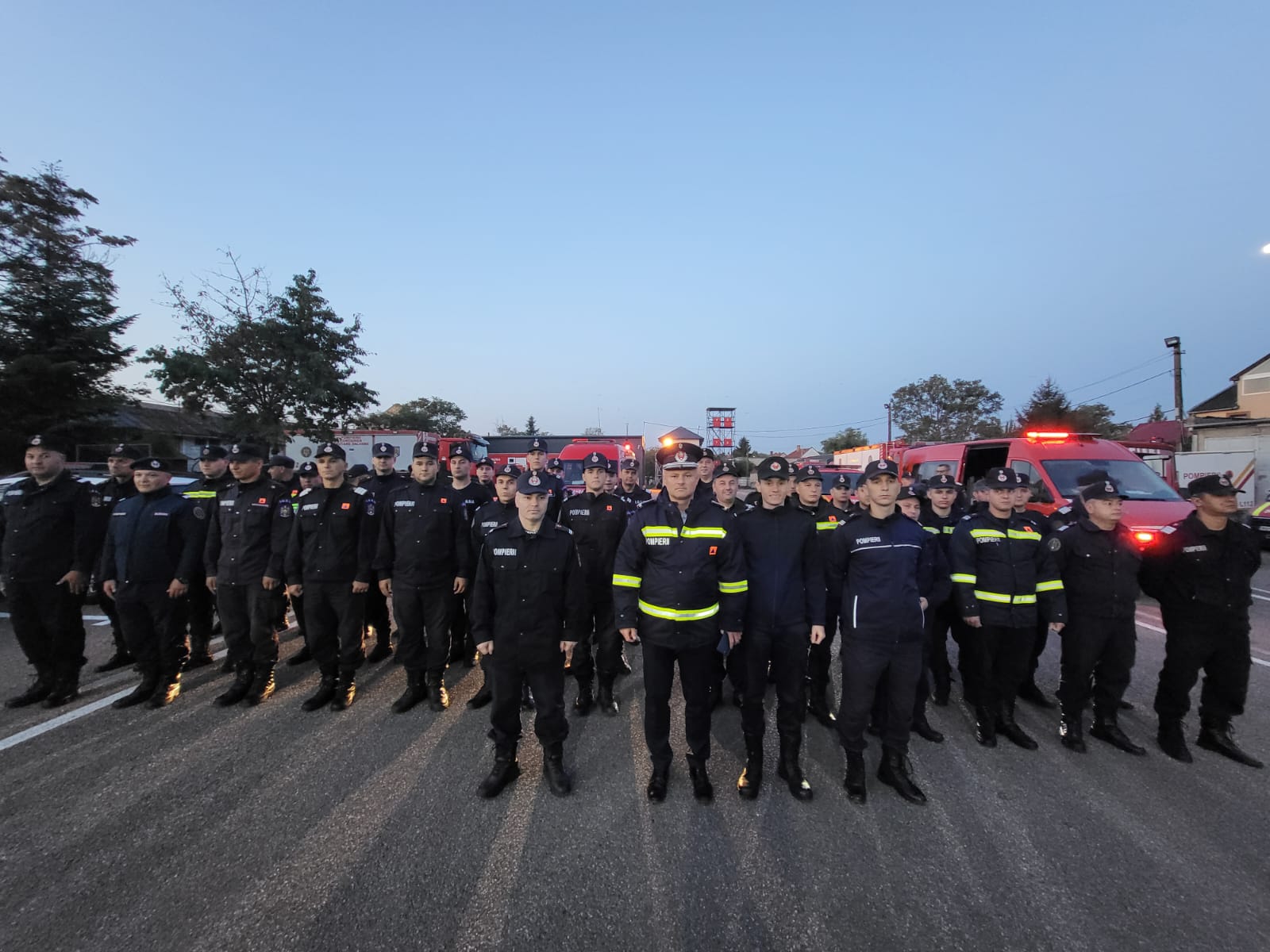 FOTO. Zeci de pompieri sătmăreni merg să ajute românii afectați de inundații