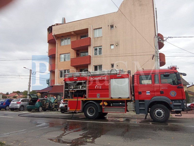FOTO/VIDEO. Mașină în flăcări în municipiul Satu Mare. Au intervenit pompierii