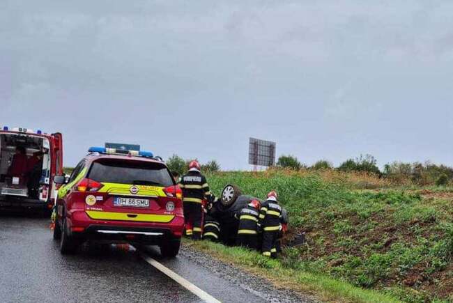 Mașină răsturnată în șanț, două victime la Urgență! Astăzi, la limita dintre Satu Mare și Maramureș