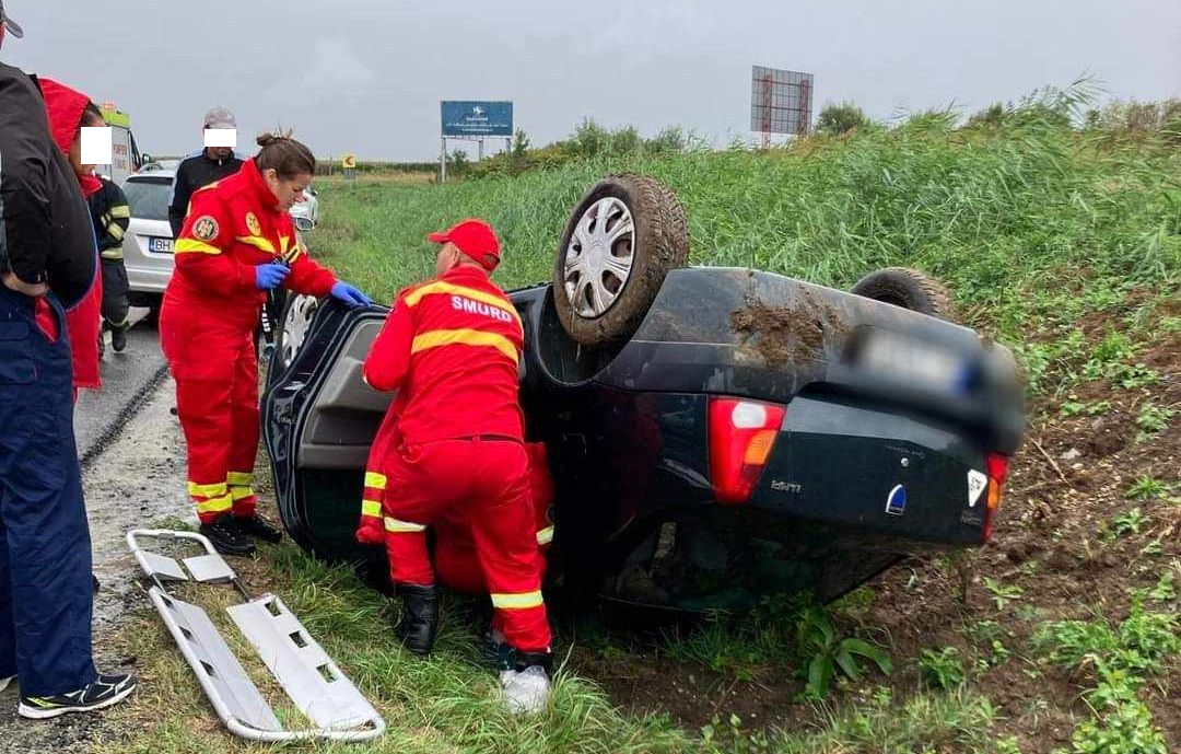 Neatenția la volan l-a costat scump pe un tânăr sătmărean. A ajuns cu mașina răsturnată în șanț, după ce s-a izbit de un cap de pod