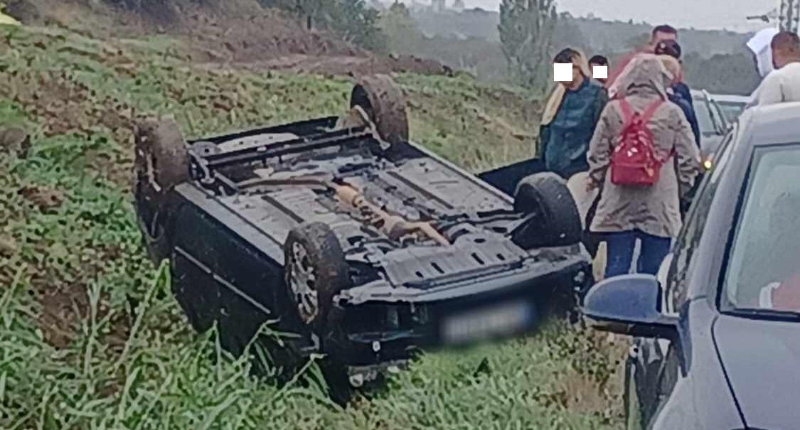 SATU MARE. Accident frontal, mașină-n șanț, 3 victime. Șoferul nevinovat, prins drogat