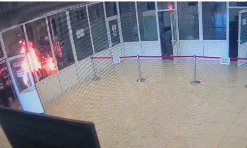 VIDEO. Incident în Parlamentul României. Un bărbat a provocat un incendiu și a fugit. Sute de persoane, evacuate