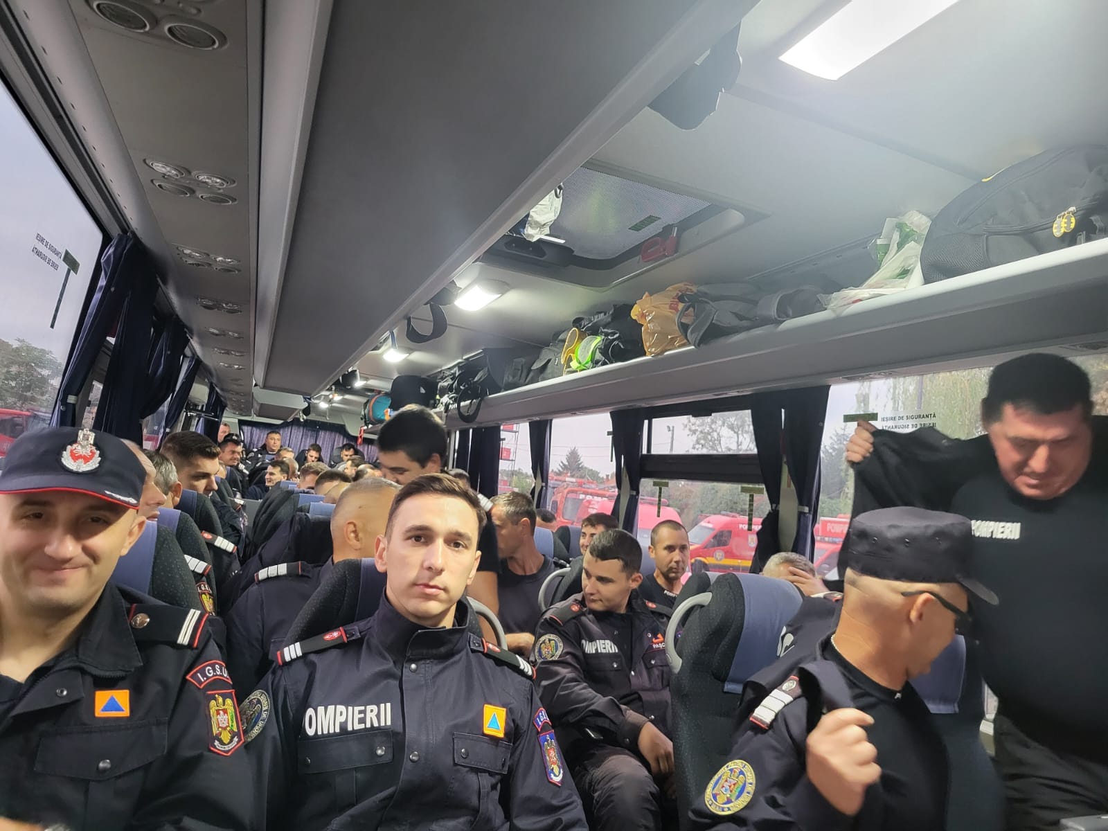 FOTO. Zeci de pompieri sătmăreni au pornit dimineață spre Galați pentru a-i ajuta pe cei afectați de inundații