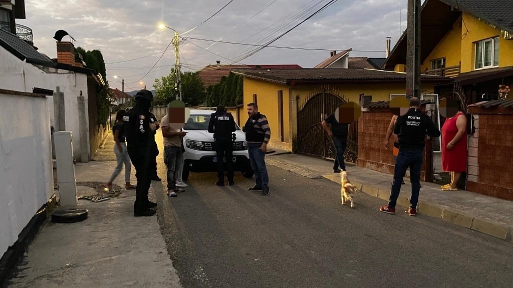 FOTO/VIDEO. Amenzi pe bandă rulantă după raziile din Oaș. Armă ridicată, permise suspendate