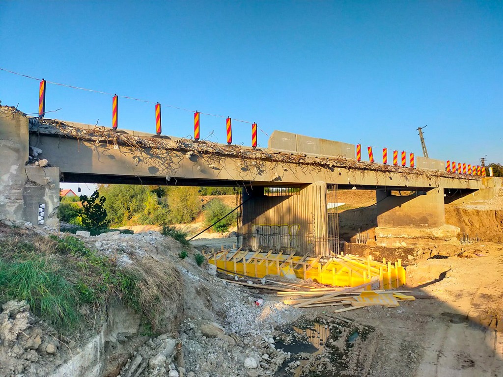FOTO. Reconstrucția unui important pod din județ, în plină desfășurare. Se asfaltează și drumul