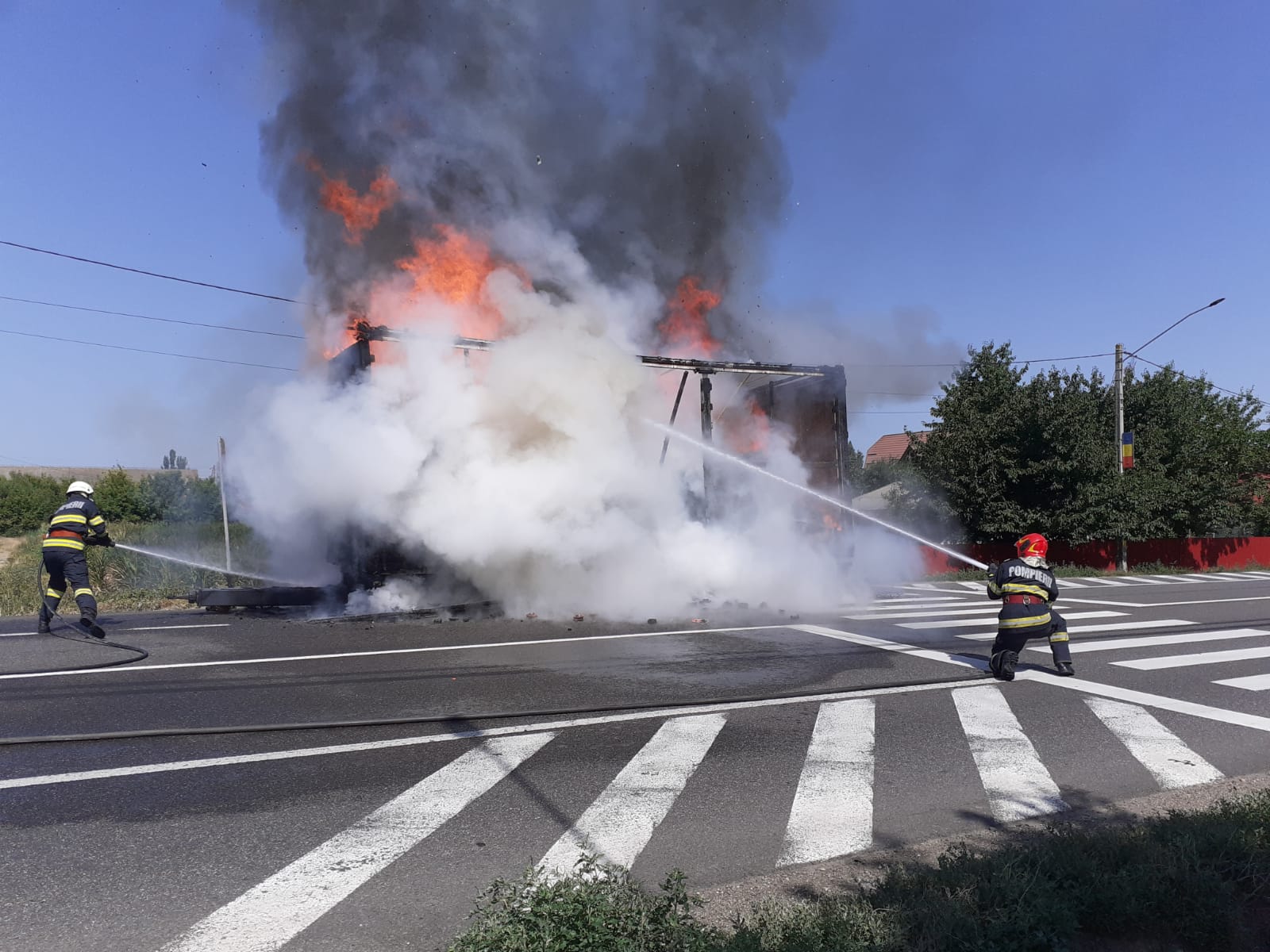 Drumul Satu Mare - Botiz, blocat de un incendiu. O remorcă cu lemne a luat foc