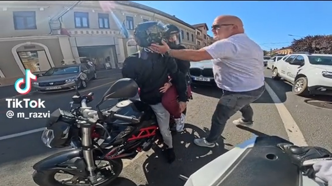 VIDEO. Scandal în trafic, în Satu Mare. Motociclist plesnit peste față de un șofer nervos