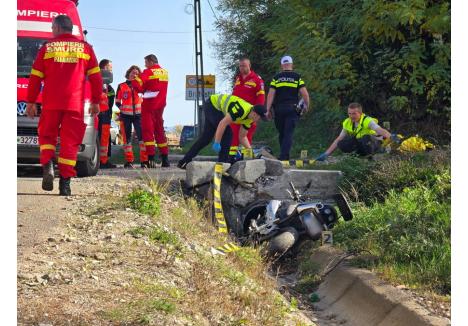 FOTOGALERIE. Un motociclist a decedat după ce s-a izbit de un cap de pod. Tragedie în județul vecin