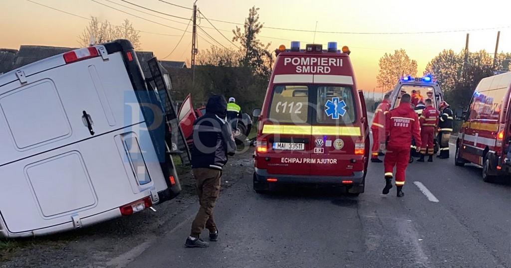 FOTO/VIDEO. Cum s-a produs accidentul grav de astăzi, din Ciuperceni. Dubă răsturnată, mașină în șanț