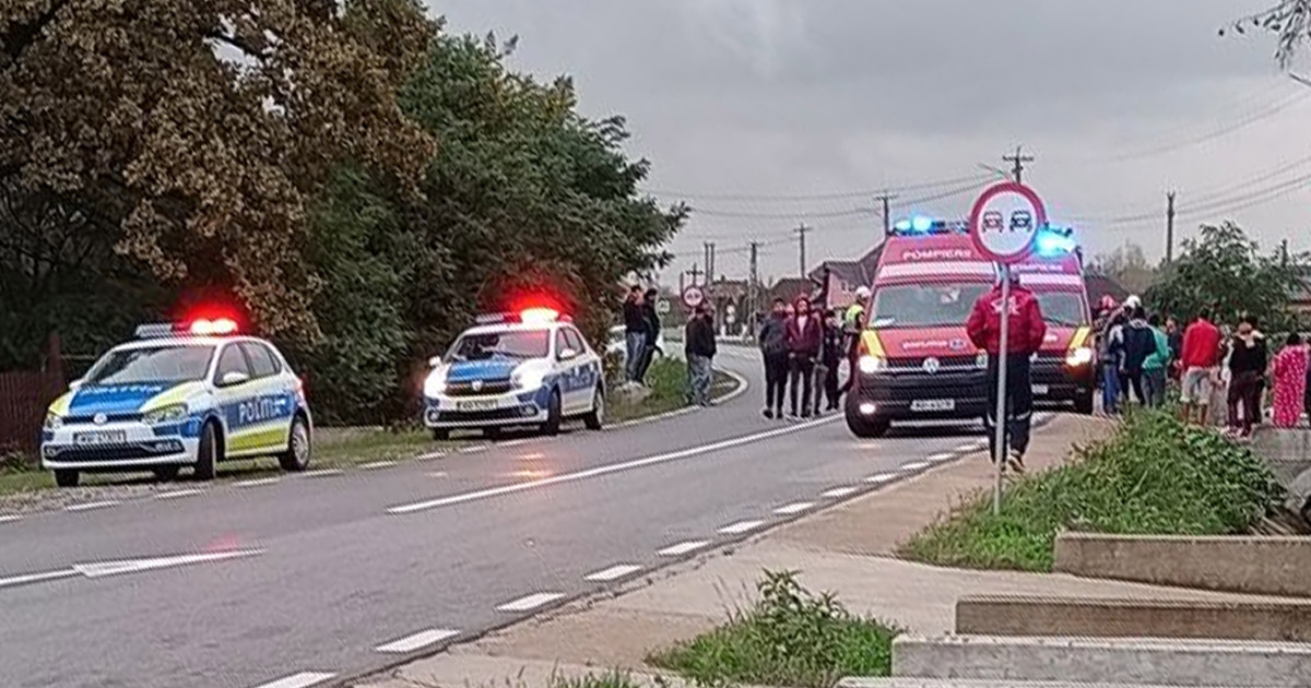 FOTO. Două persoane la spital, după ce un sătmărean a ajuns cu mașina în șanț