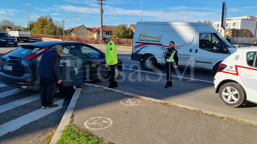 FOTO. Un vârstnic a făcut accident pe Podul Golescu. A rămas blocat în bordură