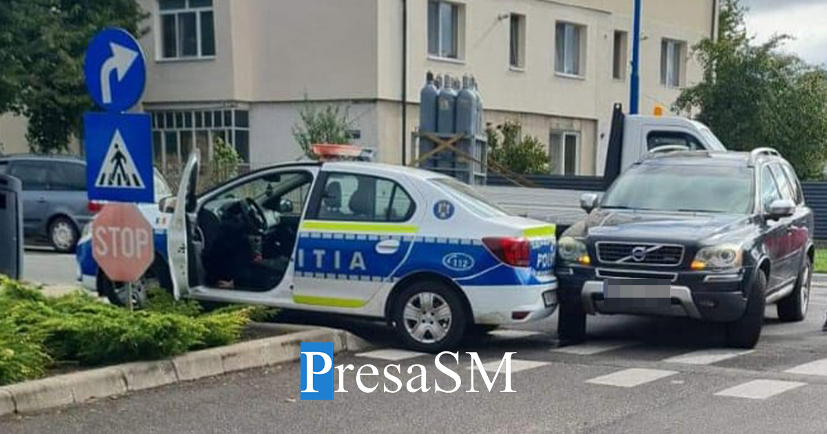 FOTO. Mașină de Poliție proiectată pe trotuar după un accident