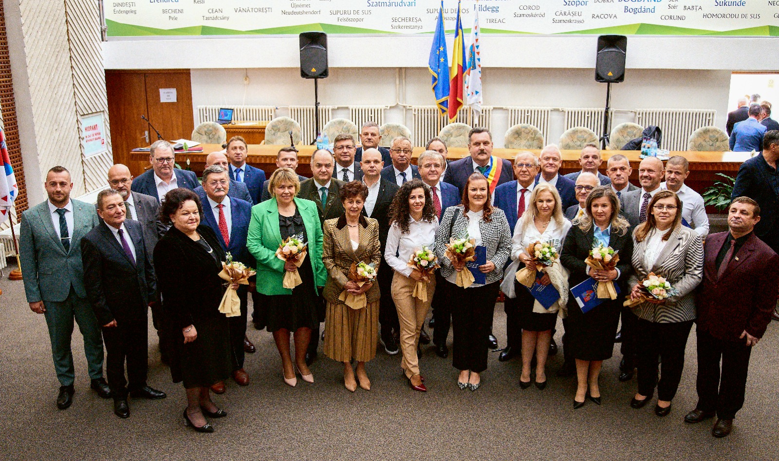 FOTO. Noii consilieri județeni ai Sătmarului și-au preluat mandatele. Cine sunt cei care astăzi au depus jurământul