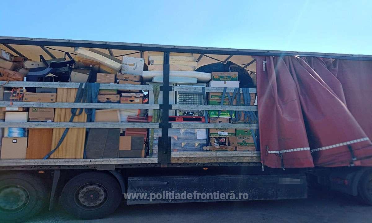 FOTO. A vrut să aducă în țară tone de marfă second-hand. TIR-ul din Austria, oprit la Petea